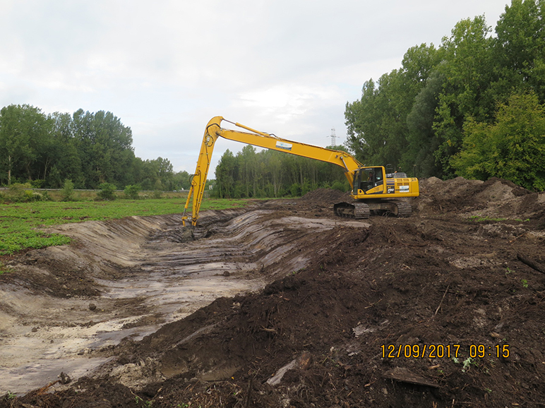 La pelle à long bras creuse le nouveau lit de la rivière.  