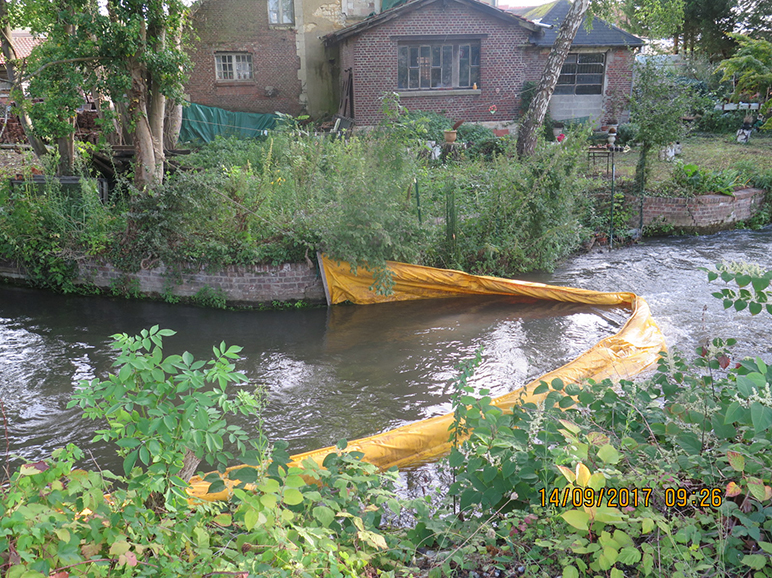 Mis en place d'un barrage anti-flottants