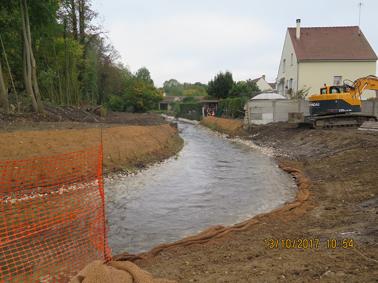 Terrassement en pente douce des berges, protection par un géotextile et recharge granulométrique puis plantation d'hélophytes