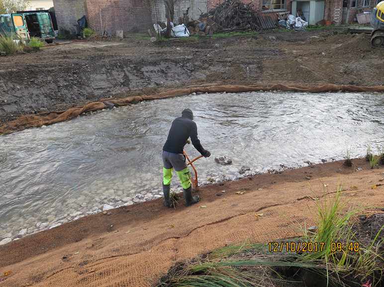 Terrassement en pente douce des berges, protection par un géotextile et recharge granulométrique puis plantation d'hélophytes