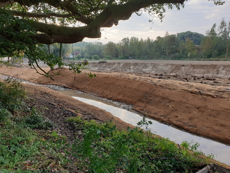 Vue du 1er radier vers aval, fossé de dévoiement à l'arrière plan